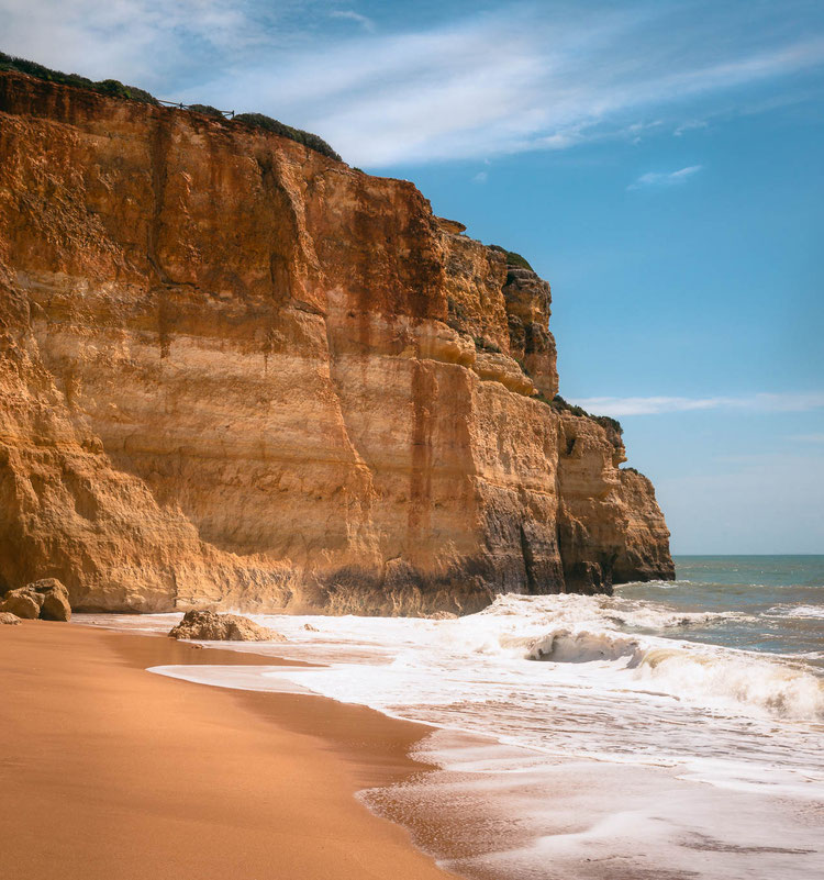 Die Felsformation der Praia de Benagil an der Algarve in Portugal