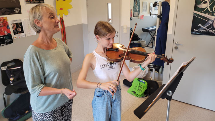 Ecole de musique EMC à Crolles – Grésivaudan : jeunes musiciens jouant du violon lors d’une répétition.