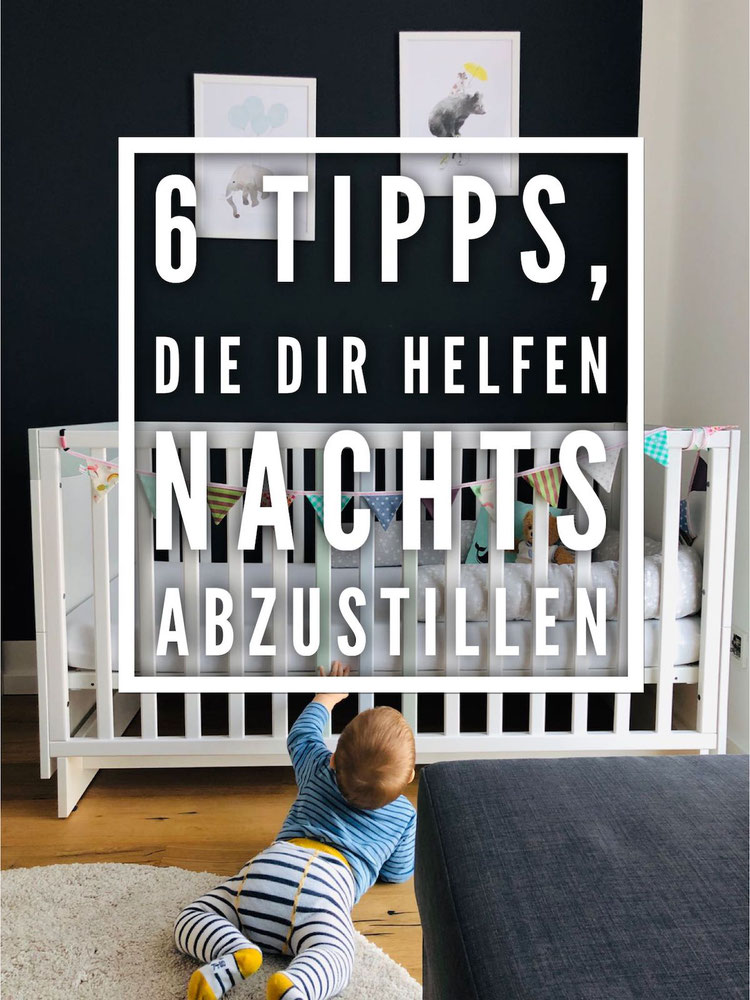 Baby alleine im Kinderzimmer am Babybett mit Wimpelkette; 6 Tipps zum Abstillen nachts