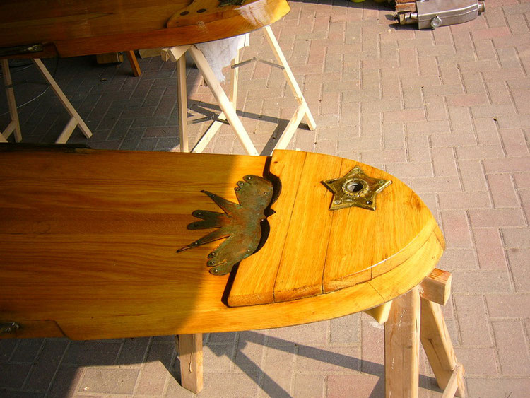 Um die häufige Frage der amrumer Badegäste:" Wozu brauchen Sie denn bloß diese Holzflügel?" mit " Zum Fliegen" kurz, klar und überzeugend beantworten zu können, haben wir eine kupferne SeeAdler-Attrappe unter den Schwertkopf angebaut.