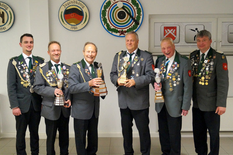 v.l.n.r.: stv. Schützenmeister und Hauptkönig Julian Witschi, Heiko Kaulisch, Klaus Mönnikes, Jens Wahner, Georg-Wilhelm Wienk und Seniorenbetreuer Thorsten Stradtmann