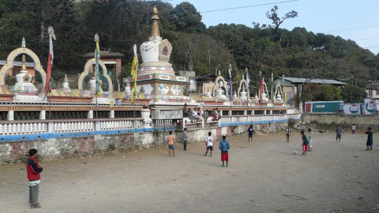 Le terrain de foot improvise, le long des moulins a prieres, au pied de Swoyambhu