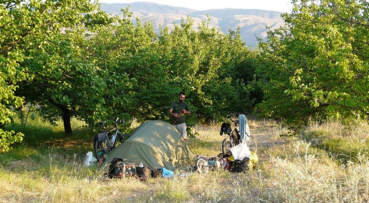 Campement dans un verger d'abricotiers (presque pas mal au ventre le lendemain ;-) ..)