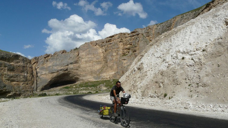 Une petite route quı passe par des gorges