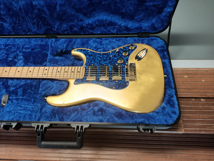 Vergoldete Gitarre