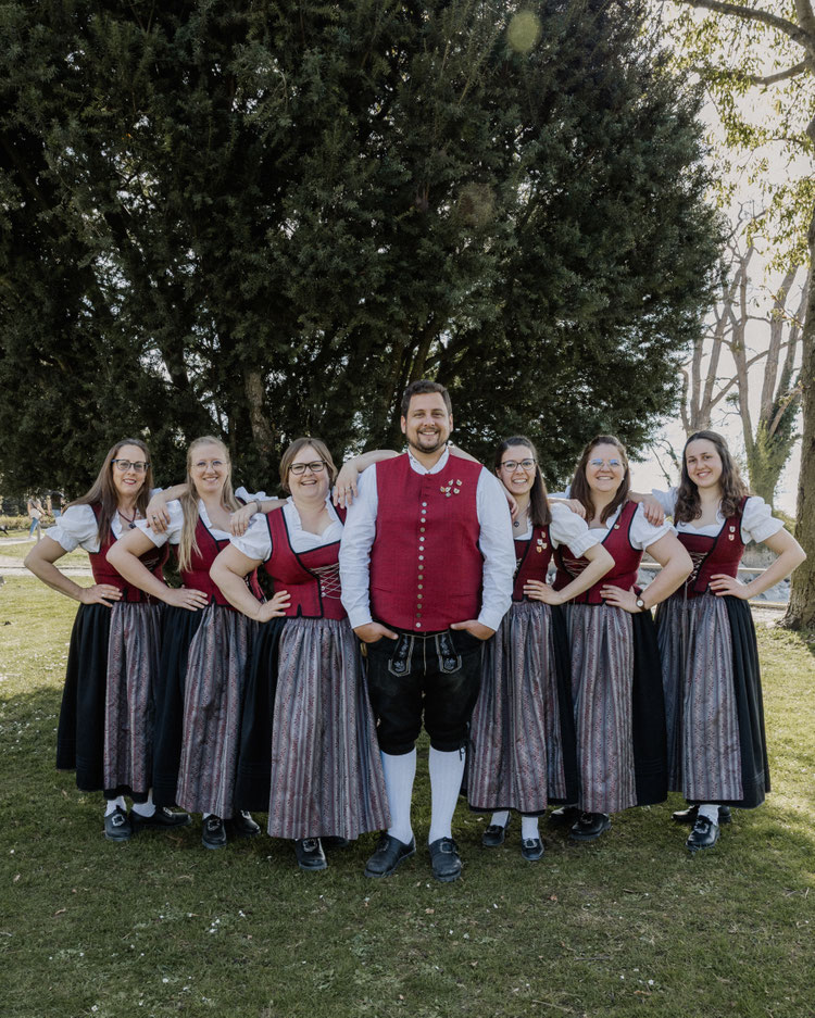 v.l.n.r. Claudia Lang (Beisitzerin), Julia Grimm (Schriftführerin), Nora Nickel (Vorsitzende), Stefan Jakob (Dirigent), Teresa Gierer (Vorsitzende), Julia Rogg (Kassiererin), Julia Gierer (Jugendleiterin)