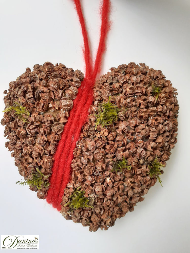 Handgefertigte Zapfendeko: Herz mit Zypressen Zapfen, rotem Zierband und Moos