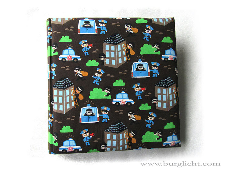 Kinderalbum - 30cmx30cm, 100 Seiten weiß, gepolsterter Bucheinband mit Motivstoff Räuber und Gandarmen bezogen.