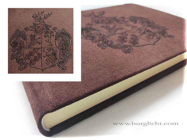 Gästebuch, Format 30,5cm x 21,5cm, 200 Seiten taditionelle Fadenheftung von Hand, Hardcover Ledereinband, Rindsleder rau mocca, Brandmalerei Familienwappen nach Kundenvorlage, Buchecken mattschwarz..