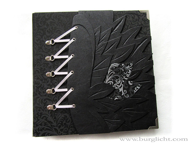 Gästebuch Steampunk-Hochzeit, Verarbeitung extravaganter Stoffe von Feist-Style, Hochzeitsfarben schwarz weiß silber, Format 30cm x 30cm, 50 Blatt hellgrau satiniert.