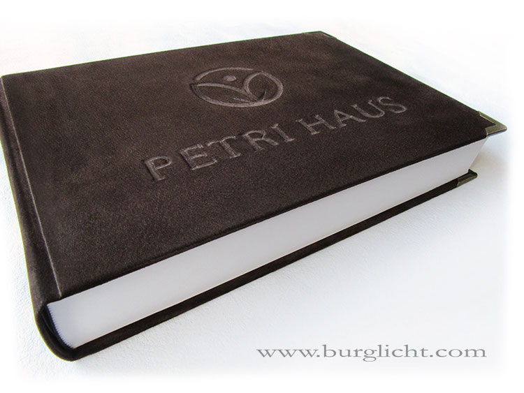 Buch für Hospiz, 35cm x 25cm, Hardcovereinband Echt Leder mit Flachrelief Logo und Firmenname, Metallbuchecken, Buchblock 400 Seiten Fadenheftung - Handbuchbinderei.