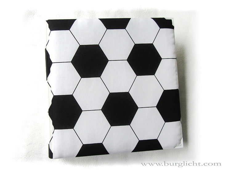 Fußballalbum, Sammelalbum Fußball, Hardcover-Bucheinband gepolstert, Stoffmuster schwarz weiß retro, Metallbuchecken weiß lackiert, 30cm x 30cm, 100 Seiten weiß, mit Pergamin.