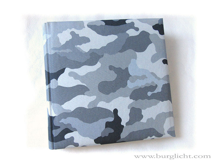 Fotoalbum, Hardcover-Bucheinband gepolstert, Stoff camouflage grau, 30cm x 30cm, 100 Seiten weiß.
