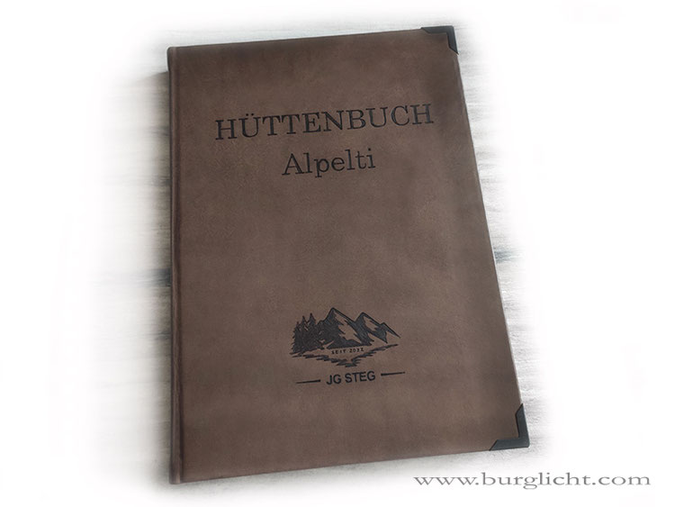 Hüttenbuch, Gästebuch, Sonderformat 25cm x 35cm, personalisierter Hardcover-Ledereinband mit Schriftzug und Vereinslogo, Kalbsleder kastanienbraun, Metallbuchecken mattschwarz, 100 Blatt 160g-Papier naturweiß, Fadenheftung.