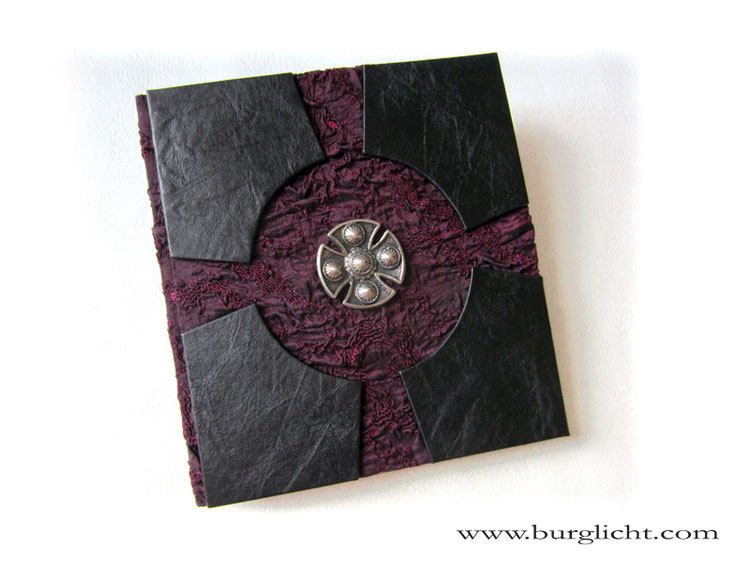 Kondolenzbuch, Stoffmix dunkelrot schwarz, Templerkreuz altsilberfarben, 21cm x 21cm, 100 Seiten schwarz, traditionelle Fadenheftung