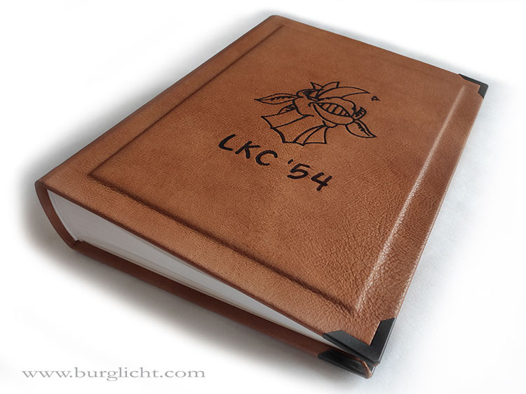 Fotoalbum Karnevalsverein, Hardcover-Bucheinband, Cover mit 2 Ebenen, Elchleder naturbelassen, Lederbranding Vereinslogo, 24cm x 31cm Hochformat, 50 Blatt Off-White, ohne Pergaminzwischenblätter, Metallbuchecken mattschwarz.