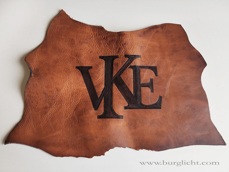 Markantes Lederstück personalisiert, Dickleder vom Rind naturbelassen, Lederbranding Monogramm, Hochzeit Branding-Zeremonie, Texaswedding, Lederstücke mit Charakter bei burglicht.com.