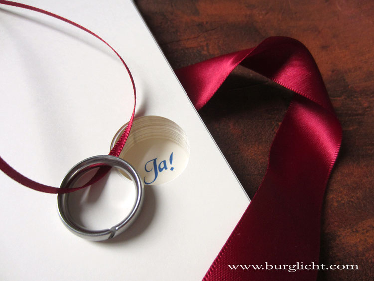 Heiratsantrag im Buch versteckt - Buch mit Geheimfach für Verlobungsring, Buchblock mit kreisrunder Lochung 24mm, A5 Querformat, 128 Seiten cremefarben, Buchblock in traditionelle Fadenheftung, Leseband und Schleifenverschluss.