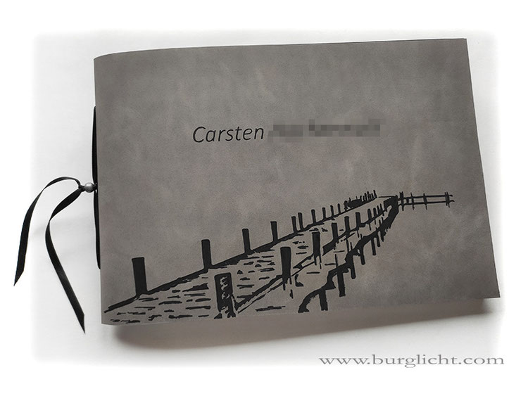 Kondolenzbuch mit individueller Covergestaltung, A4 Querformat, 32 Blatt 200g-Papier naturweiß, Softcover-Ledereinband mit Einstichbindung, Kalbsleder grau, Druck im Buch.