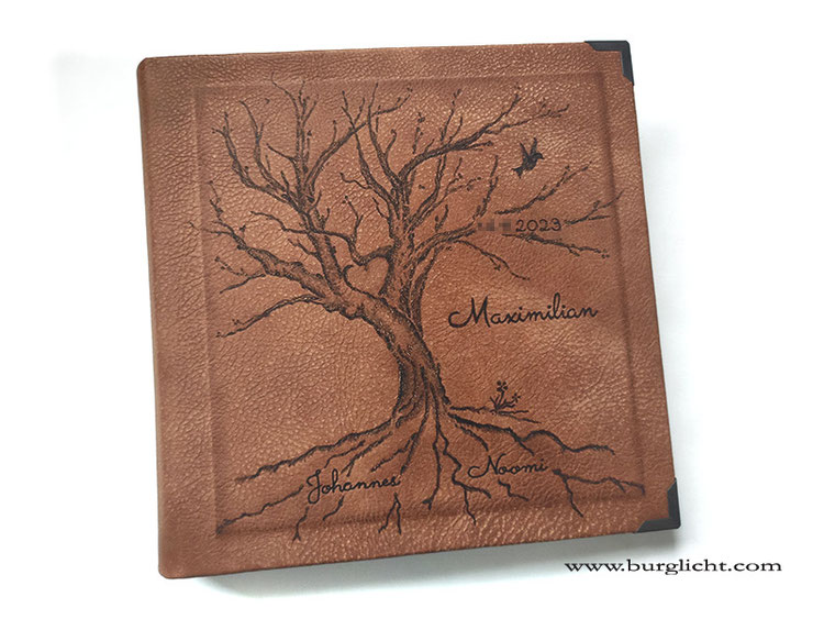 Fotoalbum, Hardcover-Ledereinband naturbraun, Format 30cm x 30cm, 100 Seiten naturweiß, Brandmalerei Baum mit Wurzeln, Namen und Datum der Geburt.