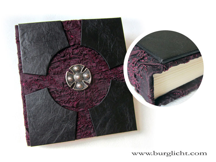 Buch, Hardcover, Stoffmix, Bucheinband bordeauxfarben, Applikationen schwarz, Nietknopf Templerkreuz Ø 48mm altsilberfarben, Buchblock traditionelle Fadenheftung.