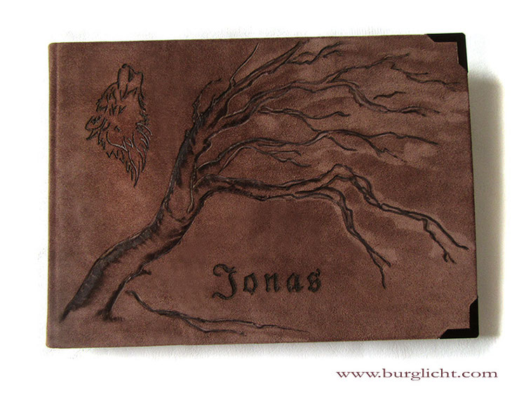 Lederbuch, Hardcovereinband A4 Querformat, Spaltleder braun, Lederbranding Baum Wolf Name, Metallbuchecken, Buchblock Fadenheftung.