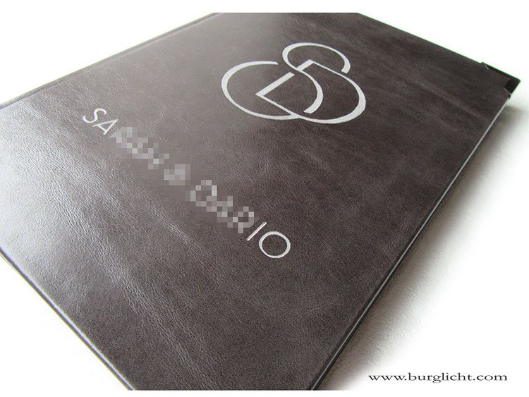 Gästebuch, Format 21cm x 30cm, Hardcover Ledereinband, Glattleder grau, Gravur Hochzeitslogo/Monogramm und Namen.