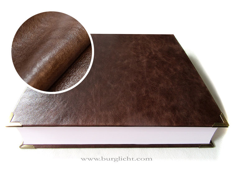 Familienchronik, Hardcoverbuch 37cm x 37cm, Leder mocca, 430 Seiten traditionelle Fadenheftung, Buchecken antikmessingfarben.