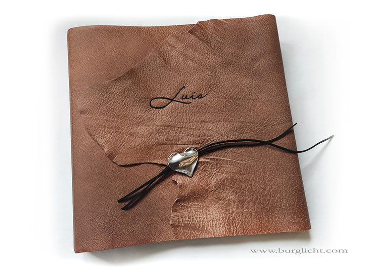 Lederalbum, 35cm x 35cm, 100 Seiten, Softcover, Überschlag mit natürlichem Abriss, Herzanhänger, Name gebrannt.