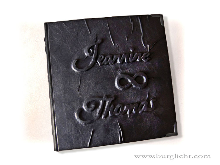 Foto-Gästebuch Kleines Schwarzes - 24cmx24cm, 60 Seiten schwarz, Bezug: Stoff schwarz, Hochrelief: Namen und Unendlichkeitszeichen, Metall-Buchecken mattschwarz.