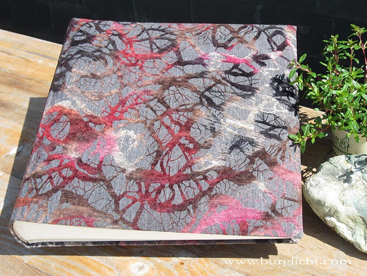 Fotoalbum Farbenpfade, Hardcover gepolstert, 30cmx30cm, 100 Seiten weiß, Bezug: Baumwollstoff grau mit erhabenen, samtigweichen, verschlungenen Pfaden von creme, rosa, dunkelrot und braun.