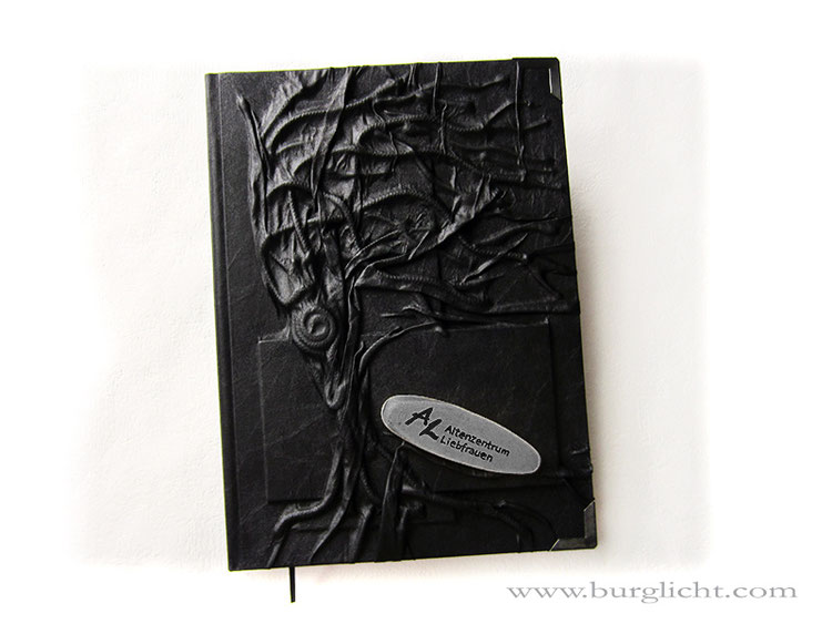 Trauerbuch, A4 Hardcover, Baumrelief, Stoff schwarz, Buchblock Fadenheftung, individueller Druck Seite 1 im Buch, 200 Seiten weiß, A4 Hochformat.