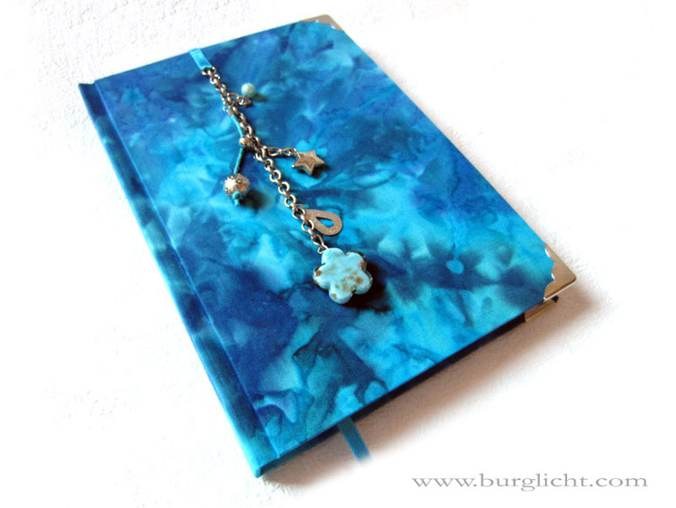 Tagebuch, A5-Hardcoverbuch, 200 Seiten weiß, Stoff Leinen Batik blau, Leseband, Buchecken, Charms.