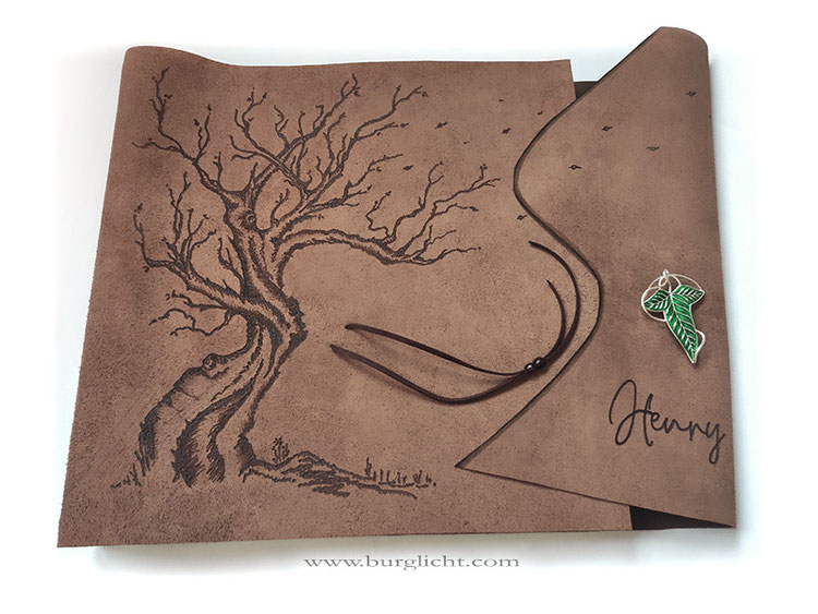 Lederalbum, 35cm x 35cm, 100 Seiten, Softcover, Überschlag Zuschnitt S-Form, Brandmalerei Name, Baum und Blätter, kurzer Buchverschluss mit Elbenblatt und Lederband mit Holzperlen..