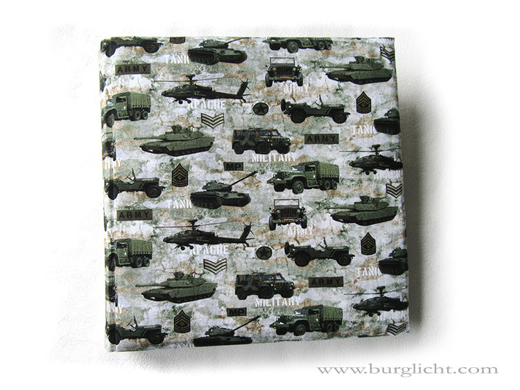 Fotoalbum Military - 30cmx30cm, 100 Seiten weiß, gepolsterter Bucheinband mit Motivstoff Military Fahrzeuge bezogen.