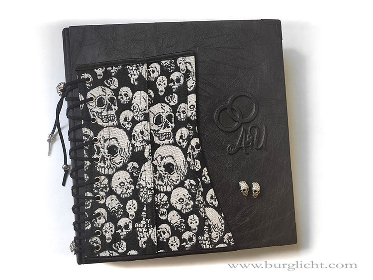 Fotoalbum Corsage Skulls, Relief Ringe und Initialen, Totenkopf Anhänger, Metall-Buchecken schwarz, Hardcover-Bucheinband Stoff schwarz, Innenseiten schwarz.