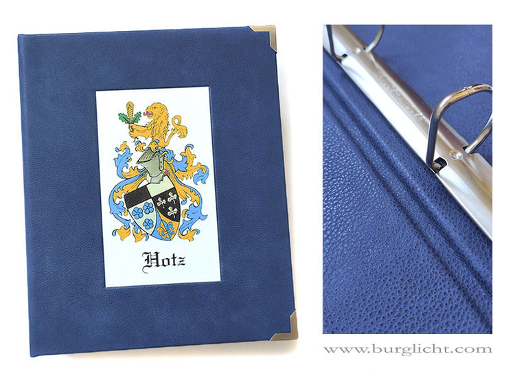 Stammbuch, Hardcover, Lederausstattung marineblau, Einlegearbeit Druck Wappen, Ringmechanik und Buchecken vernickelt.