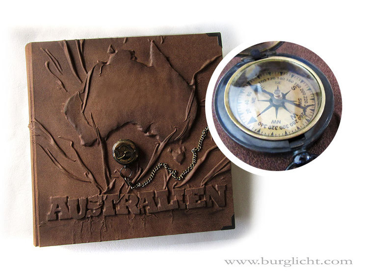 Fotoalbum Zeitreise Australien, 35cmx35cm, 50 Blatt weiß, Hochrelief Kontinent und Schriftzug Australien, Bucheinbandmaterial Stoff antikbraun, echter Kompass mit Kette, Buchecken.