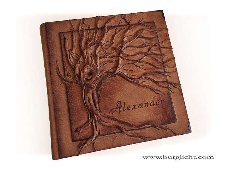 Personalisiertes Fotoalbum Konfirmation, Hardcover Ledereinband, Hochrelief Baum mit Namen, Metallbuchecken schwarz, 50 Blatt Fotokarton elfenbeinfarben mit Pergaminzwischenblättern.