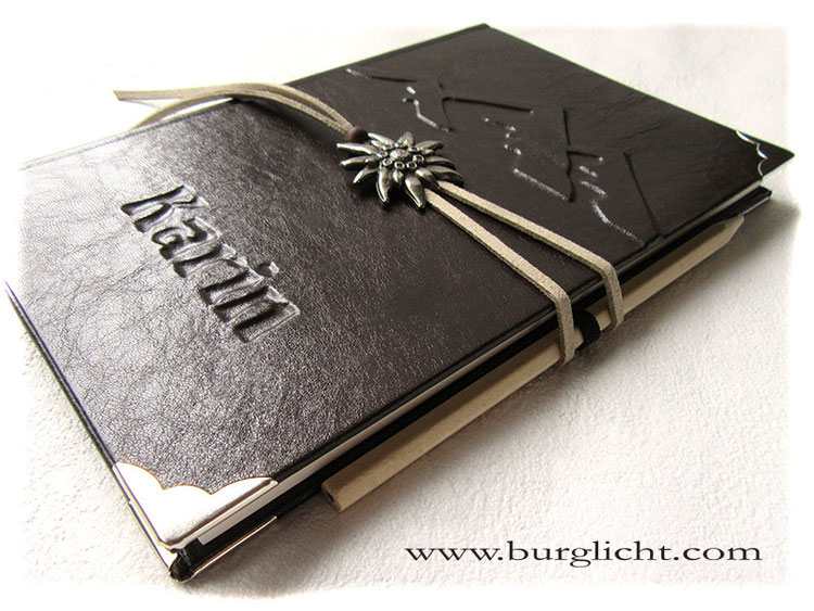 Personalisierter Hardcover Ledereinband für wechselbares Notizbuch (Refill, Nachfüllbuch, Ersatzbuch) Flachrelief Name und Berge, Außenbezug und Innenbezug Glattleder dunkelbraun, Buchverschluss Edelweiß, Stifthalter, Buchecken.