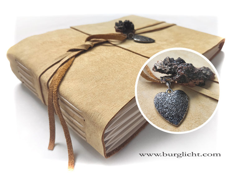 Foto-Gästebuch Hochzeit, Softcover Ledereinband mit Überschlag, Langstichheftung, Holzknopf, Herzanhänger altsilberfarben