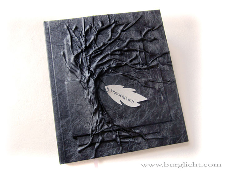Trauerbuch, Hardcover, Baumrelief, Stoff schwarz, Blatt-Anhänger, Buchblock Fadenheftung, 128 Seiten weiß, Hochformat 21cm x 24cm.