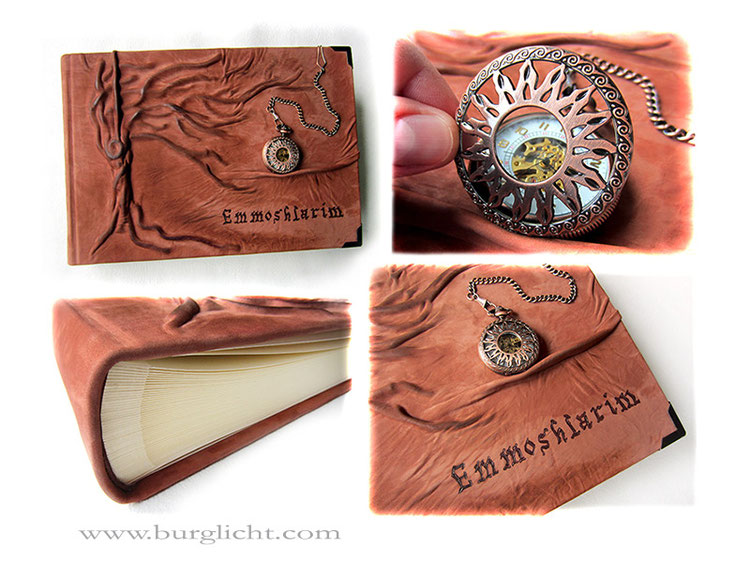 Fotoalbum "Der Baum des Lebens" kombiniert mit Fotoalbum "ZeitReise" - Lederalbum mit Baumrelief, mechanischer Taschenuhr Sonne, Einbandbeschriftung und Druck eines persönlichen Textes im inneren der EchtLeder-Fotoalbums.