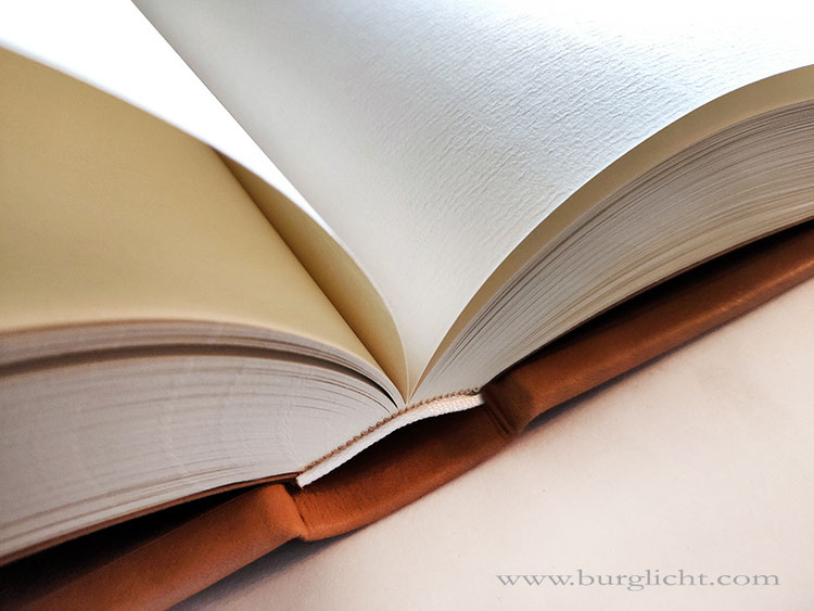 Personalisierter Hardcover Ledereinband cognacfarben, 400 Seiten Maschinenbüttenpapier in Fadenheftung, 22cm x 29cm Hochformat.