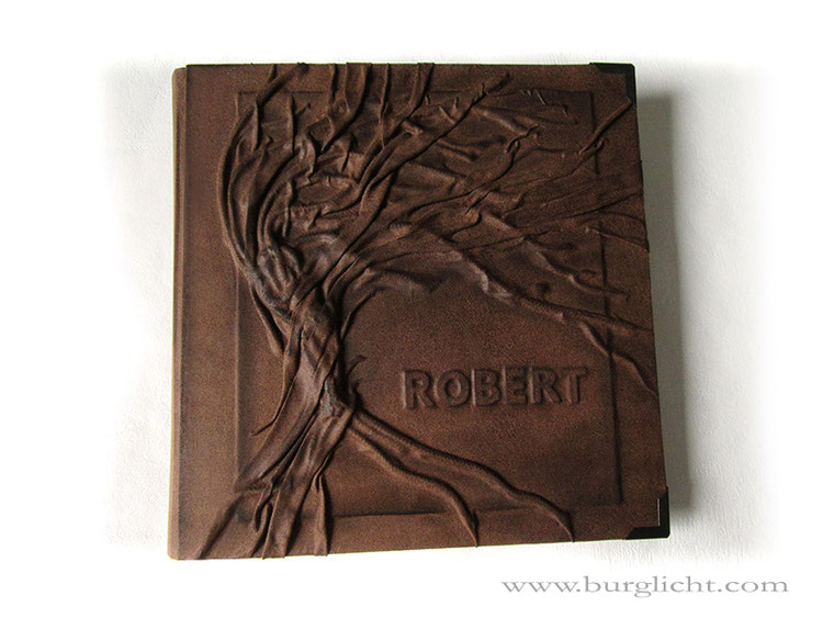 Fotoalbum "Lebensbaum", Hardcover-Bucheinband mit Hochrelief Baum und Flachrelief Name, Stoffbezug antikbraun, 30cm x 30cm, 50 Blatt schwarz.