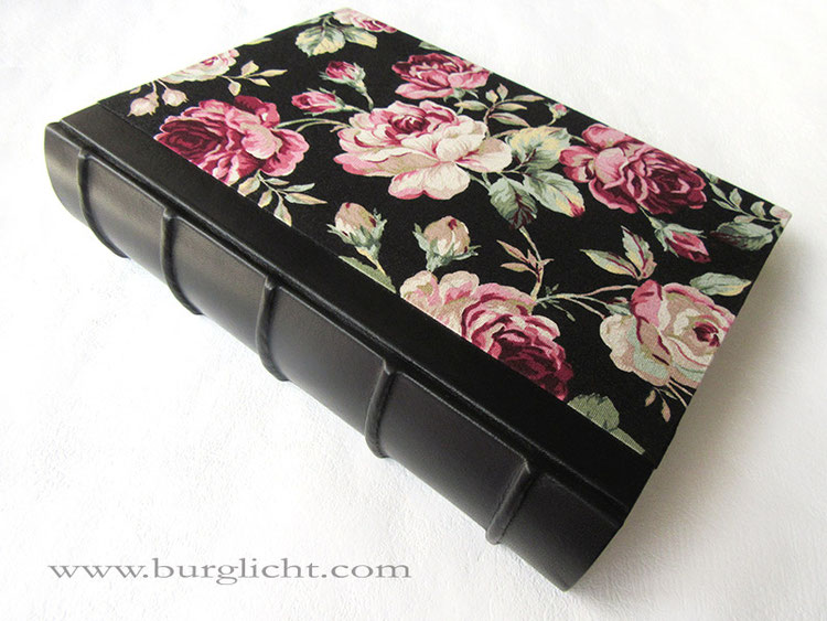Fotoalbum, Buchrücken mit falschen Bünden in schwarzem Leder, Baumwoll-Leinen-Stoff "Old Rose" schwarz.