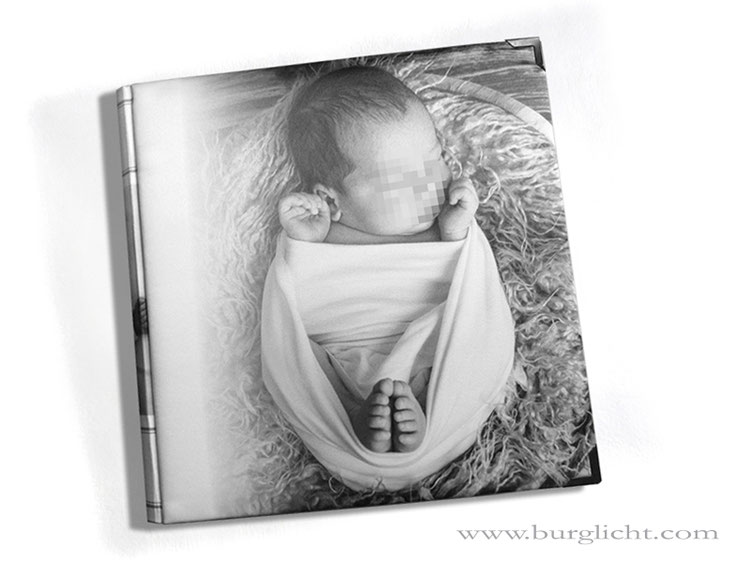 Fotoalbum zur Geburt, Hardcover-Bucheinband gepolstert, Stoff mit eigenem Foto bedruckt, Bucheinbandmaterial Stoff Satin, 30cm x 30cm, 100 Seiten weiß, mit Pergaminzwischenblättern.