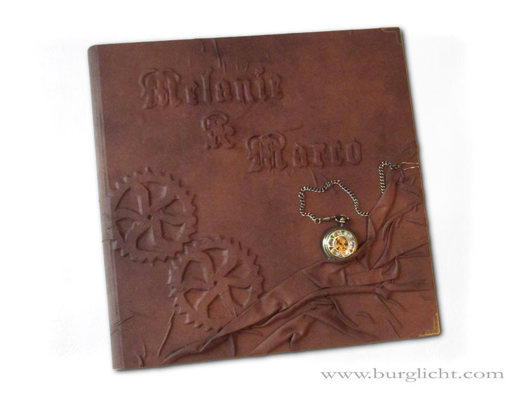 Familienchronik, großes Fotoalbum Zeitreise, 42cmx42cm, 100 Seiten elfenbeinfarben, Bezug: Stoff antikbraun, Einbandgestaltung: Flachrelief Zahnräder und Namen, mechanische Taschenuhr mit Kette, Metall-Buchecken antikmessingfarben.