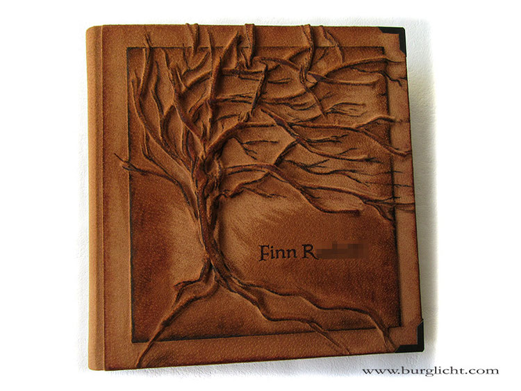 Lederalbum Hochrelief Baum, Fotoalbum personalisiert, Hardcover Leder cognacfarben, Buchecken mattschwarz, 29cm x 30cm Hochformat, 100 Seiten schwarz mit Pergaminzwischenblättern.