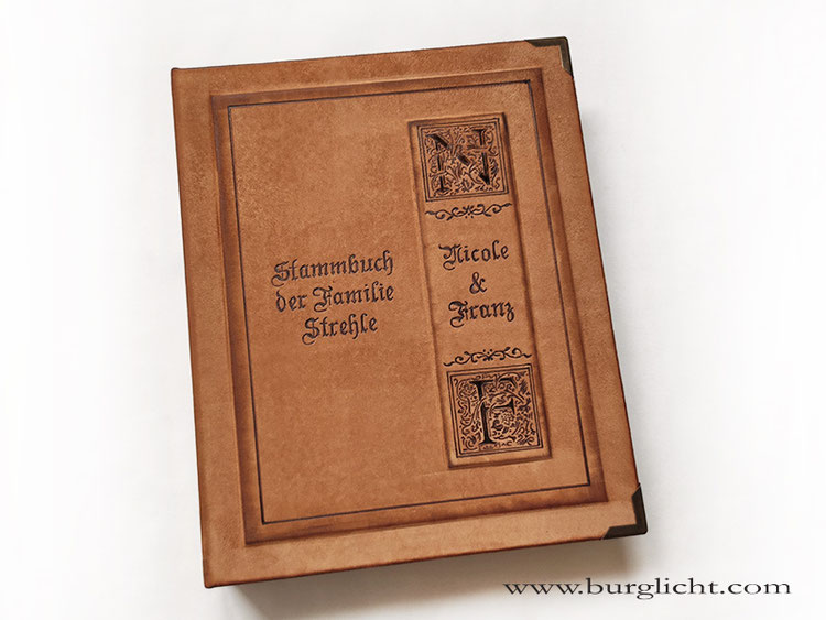 Handgefertigtes Stammbuch, Lederausstattung, 26cm x 32cm Hochformat, Leder naturfarben, Hardcover in 3 Ebenen, individuelle Covergestaltung mit Rahmen und Schrift sowie ornamentale Versalien, 4-Ring-Mechanik Füllhöhe 25mm, Beschläge antikmessingfarben.